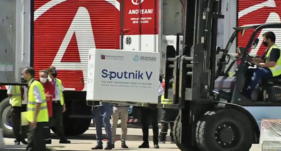 В декабре 2020-го в Аргентину прибыла первая партия Спутника. Теперь число поставленных партий идет на десятки, а Аргентина сама производит Спутник с лета 2021 года. Фото Clarin.com.ar