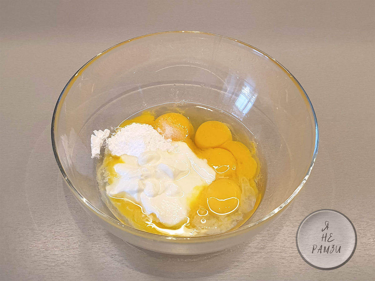 к яйцу и желткам добавляем сметану, соль, сахарную пудру и водку, затем взбиваем