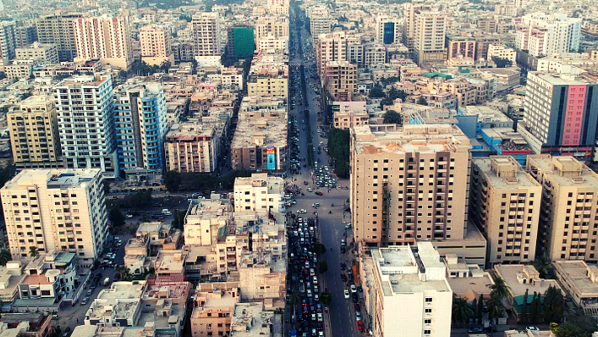 Кара́чи — портовый город на юге Пакистана, административный центр провинции Синд, крупнейший город страны и один из крупнейших городов мира. Площадь города равна 3527 км², что почти в четыре раза больше, чем площадь Гонконга.