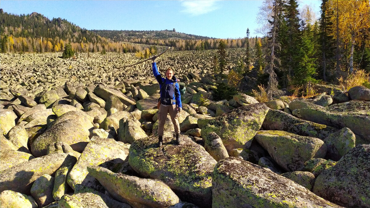 Я с импровизированной палочкой иду по курумной реке