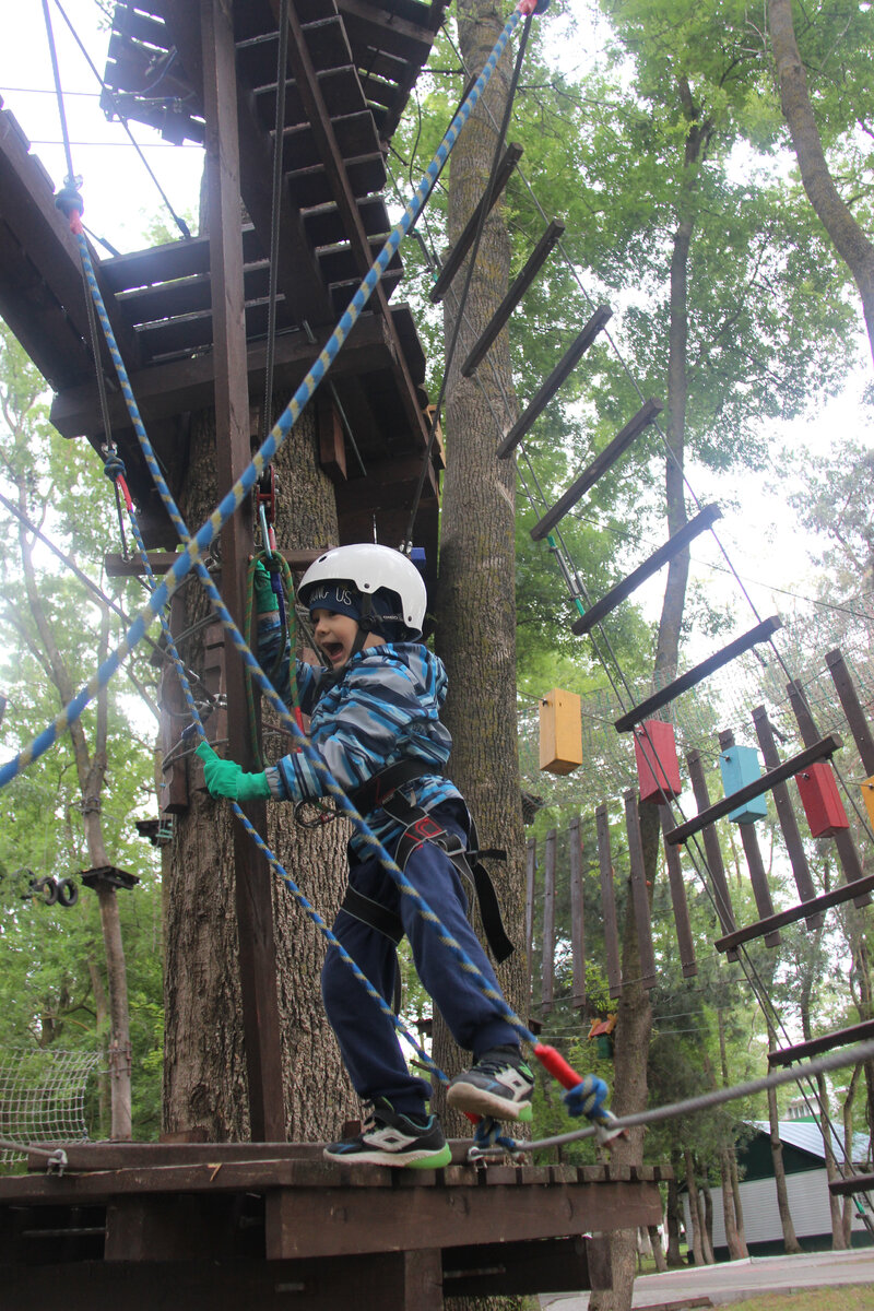 В начале этого лета мы отдыхали в посёлке Дивноморское. Посёлок этот не большой, но некоторые развлечения для детей там имеются.-4