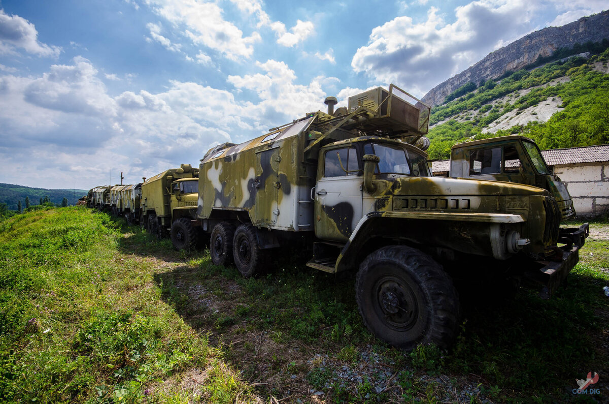 Обнаружили огромный арсенал заброшенной военной техники. Системы «Град»,  «КрАЗы» и «Шишиги» на вечной стоянке | ComDig | Urban Exploration | Дзен