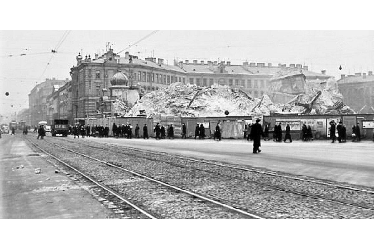 Сенная площадь церковь 19 век. Гауптвахта на сенной площади. Спас на сенной 1961. Сенная площадь церковь 19 век. Садовая 37 гауптвахта санкт-петербург.