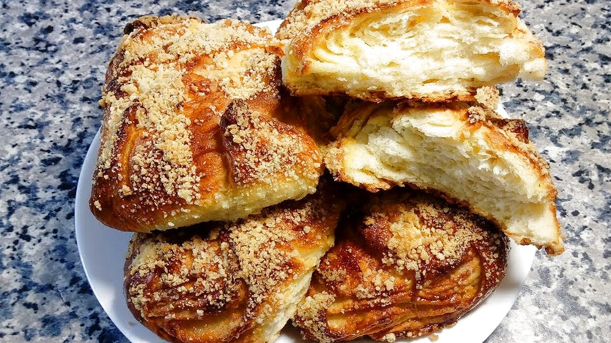 Свердловские булочки невероятно нежные и ароматные слойки,  посыпанные штрейзелем. Побалуйте себя и своих близких!  
Для теста:
мука - 400 гр.
молоко - 100 мл.
вода - 100 мл.
яйцо куриное - 2 шт.
сахар - 40 гр.
дрожжи сухие - 4 гр.
соль - 1/3 ч.л.
ванильный сахар - 1 ч.л.
Для слойки:
сливочное масло - 100 гр.
сахар - 50 гр.
Для посыпки (штрейзель):
мука - 60 гр.
сахар - 40 гр.
сливочное масло - 40 гр.