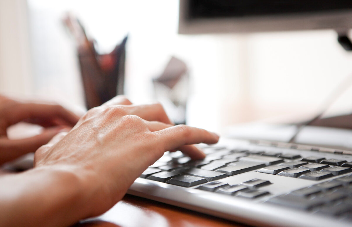 печатает на клавиатуре 