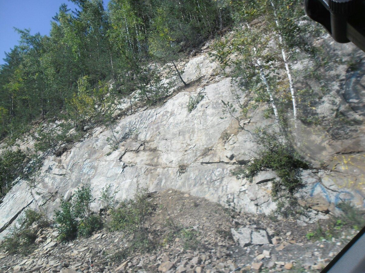 Уральские скалы вдоль трассы.