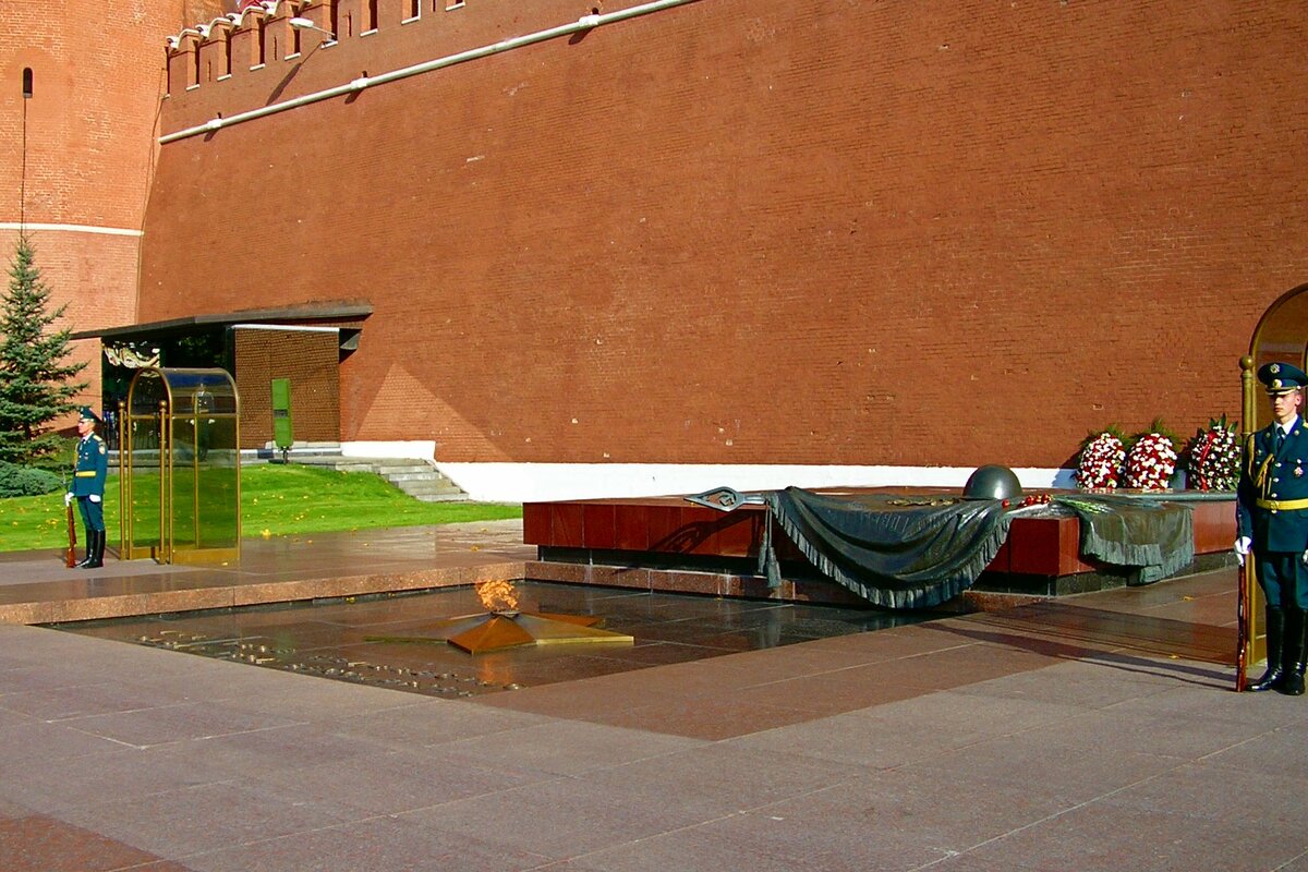могила неизвестного солдата александровский сад г москва. огонь у кремлевской стены. могила неизвестного солдата у кремлевской стены в москве. мемориал неизвестного солдата. могила неизвестного солдата в александровском саду у стен кремля.