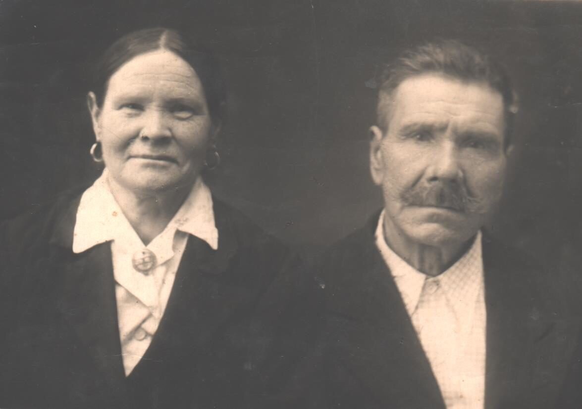 Баба Нюра и дед Трофим Еськовы