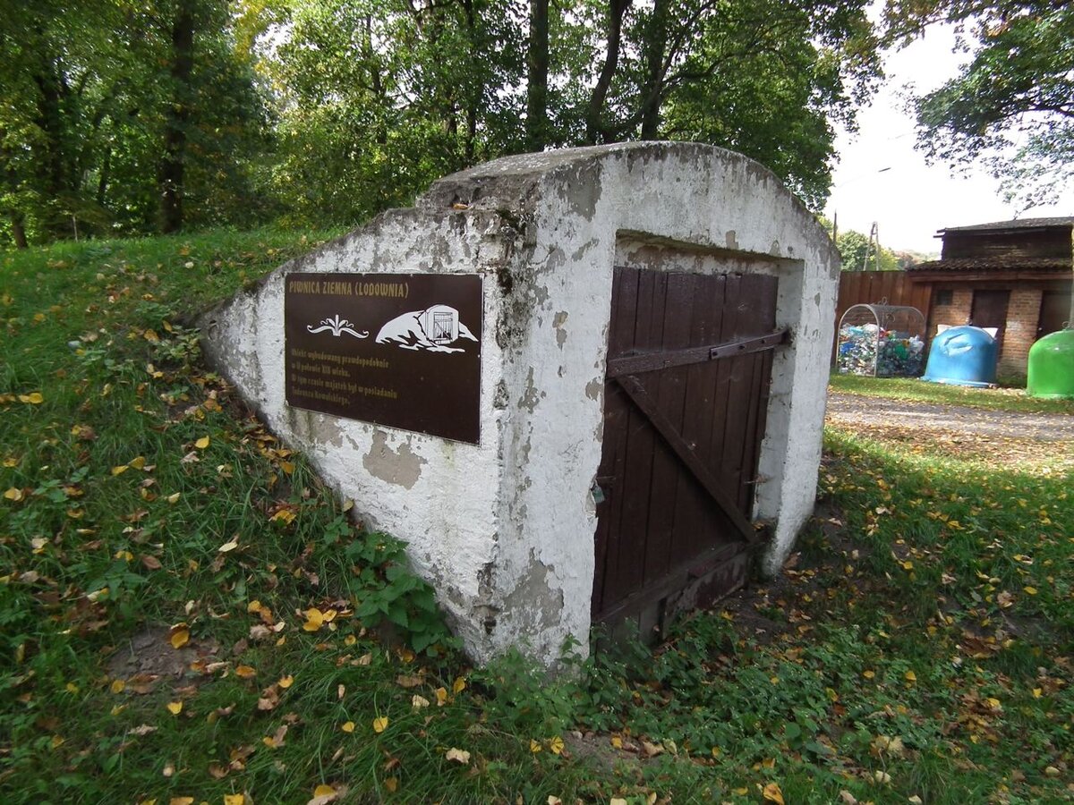 Вход в подземный ледник постройки начала 19 века.