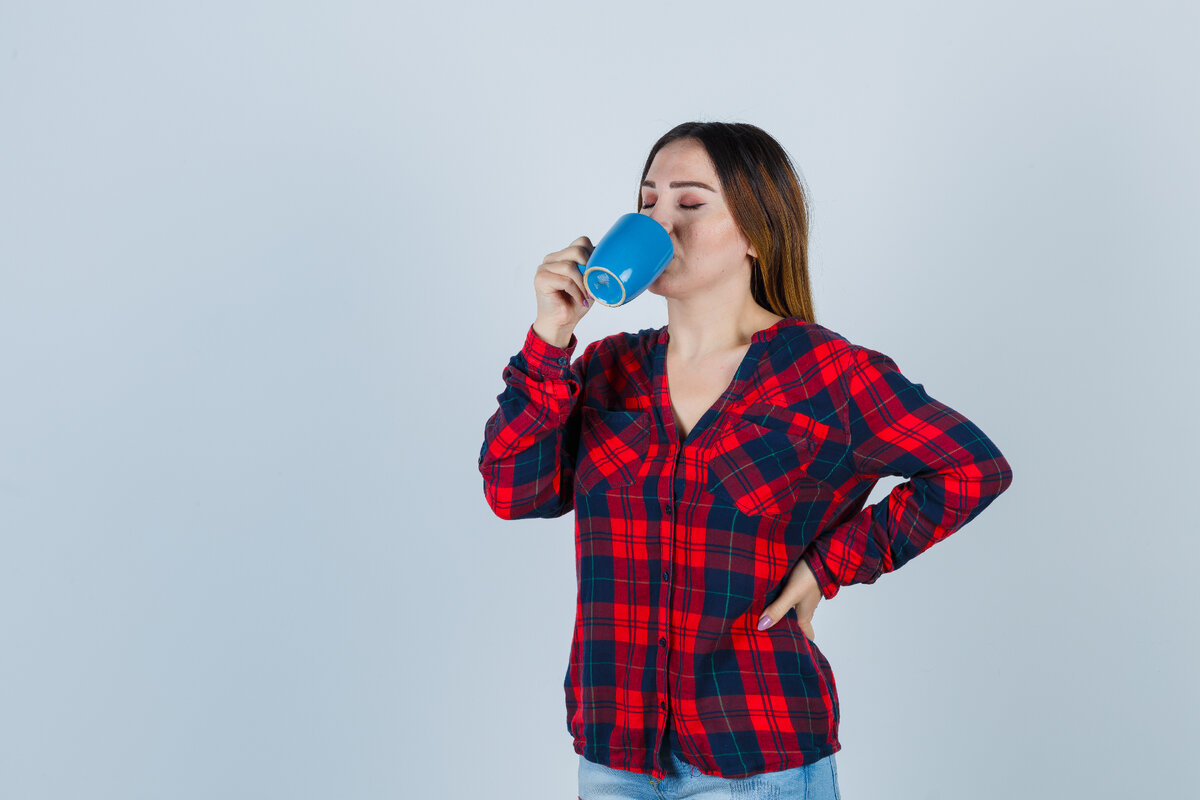 Женщина пьет.