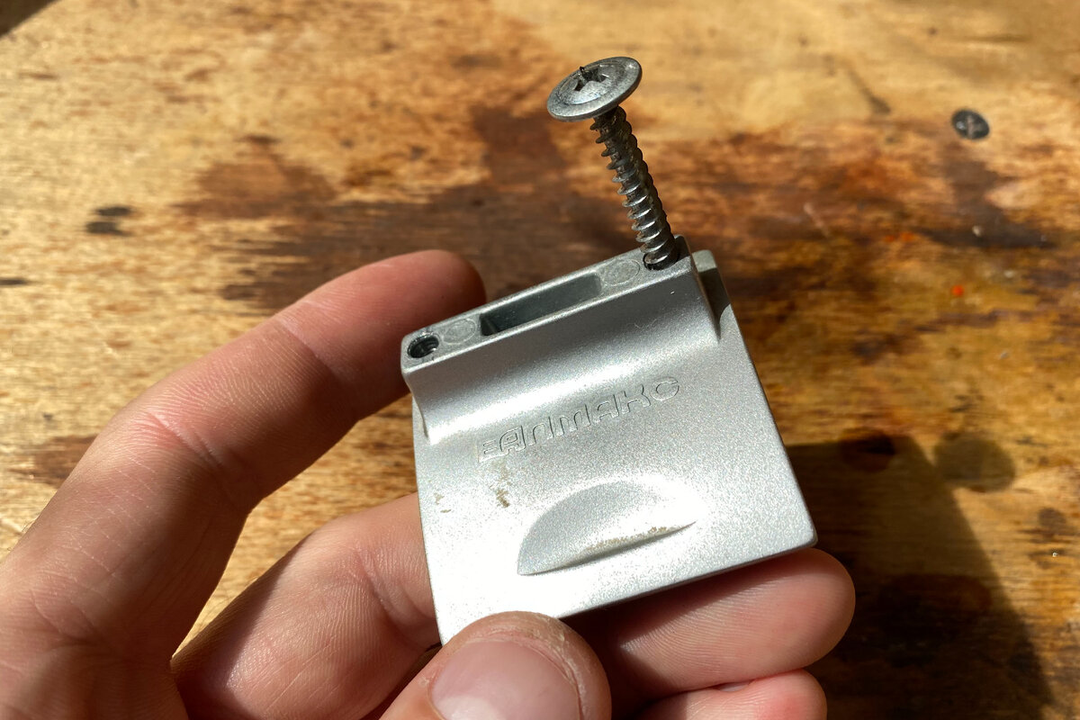 Саморез в ручке как вариант ремонта, но временный.