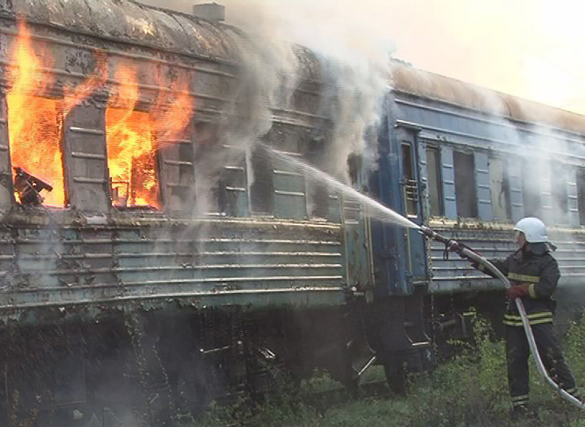 При пожаре в вагоне поезда
