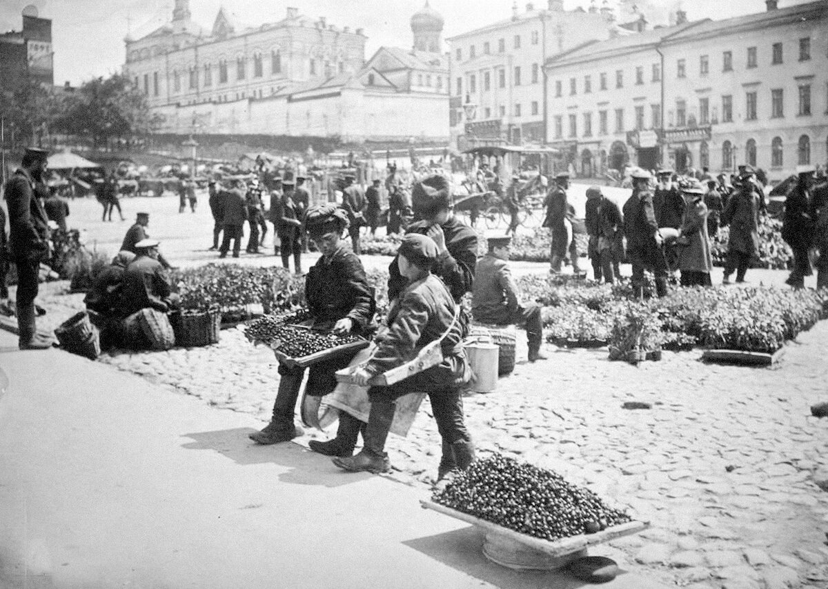 Торговля с лотков на Трубной площади.