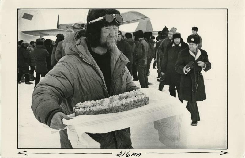 Вадим Давыдов с праздничным тортом. Александр Абаза, 1988 год, МАММ/МДФ. 