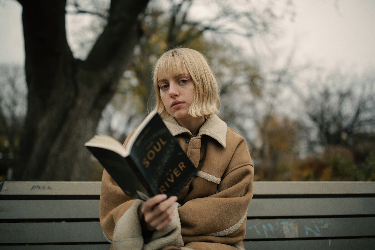 Это не Агата Кристи. Просто картинка в тему. Интеллектуалка с кучей свободного времени. Photo by Thought Catalog on Unsplash.