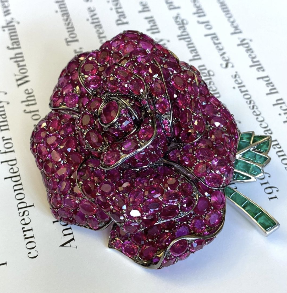 Рубиновая роза Michelle della Valle - рубины и кабошоны изумрудов необычной  прямоугольной формы