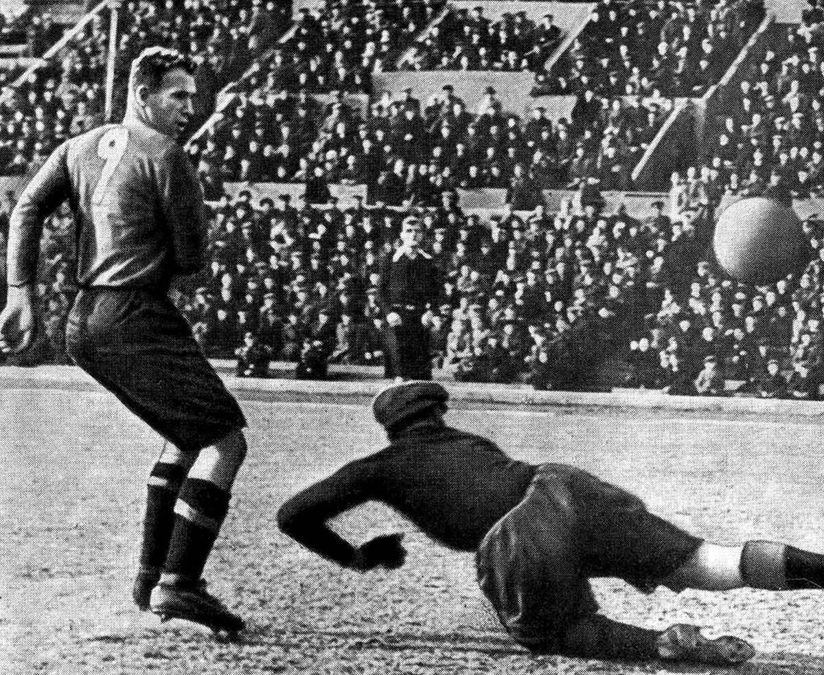 Один из футбольных матчей первенства СССР 1941 г.