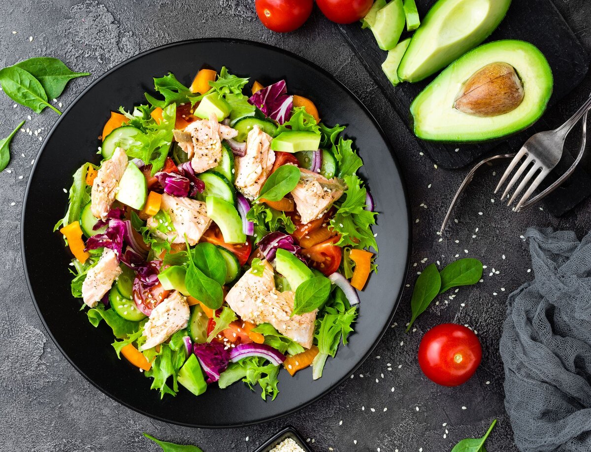 Салат из свежих овощей с лососем