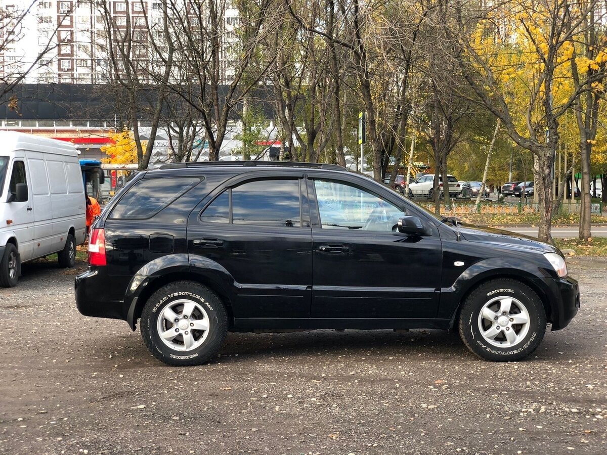 Сбоку похож на Mercedes ML или на Jeep Grand Cherokee (фото с авто.ру)