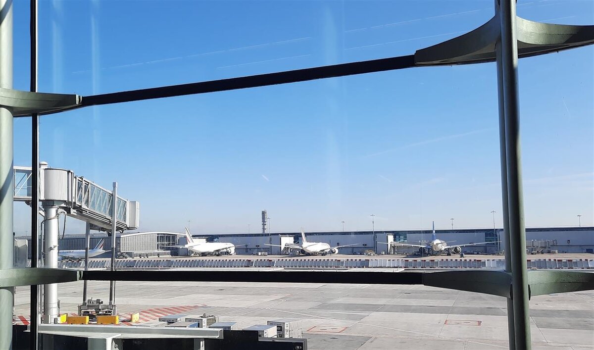 Вид из окна парижского аэропорта. Фото автора.