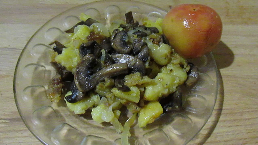 Картошка с грибами на сковороде