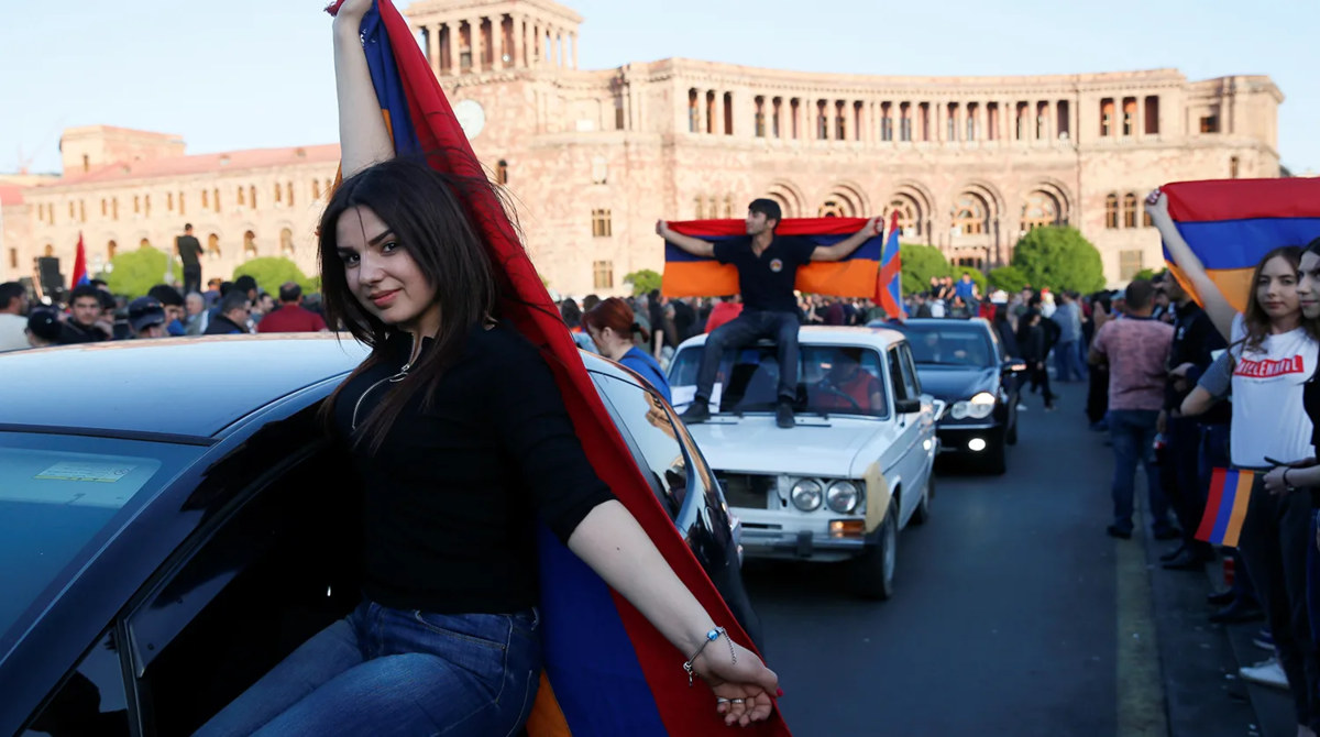 Женщины еревана. Армянские девушки. Армянка с флагом. Девушка с флагом Армении. Девушка с армянским флагом.