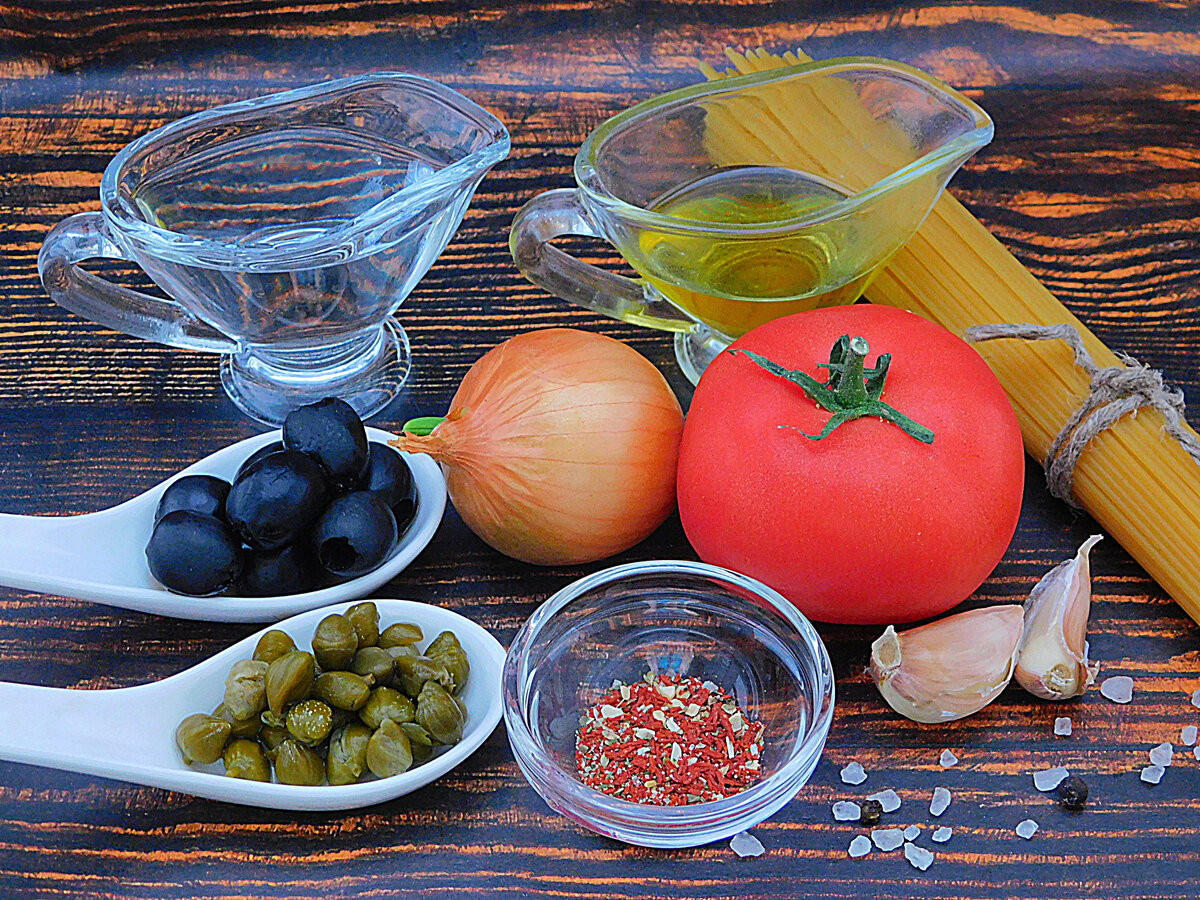 красивые блюда. салат с помидорами черри оливками и. овощной салат с маслинами. помидоры оливки. оливки с вялеными томатами.