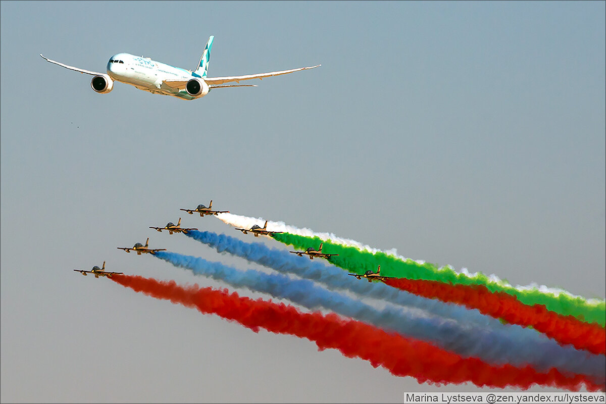 Боинг-787 Дримлайнер авиакомпании "Этихад" в сопровождении пилотажной группы Al Fursan