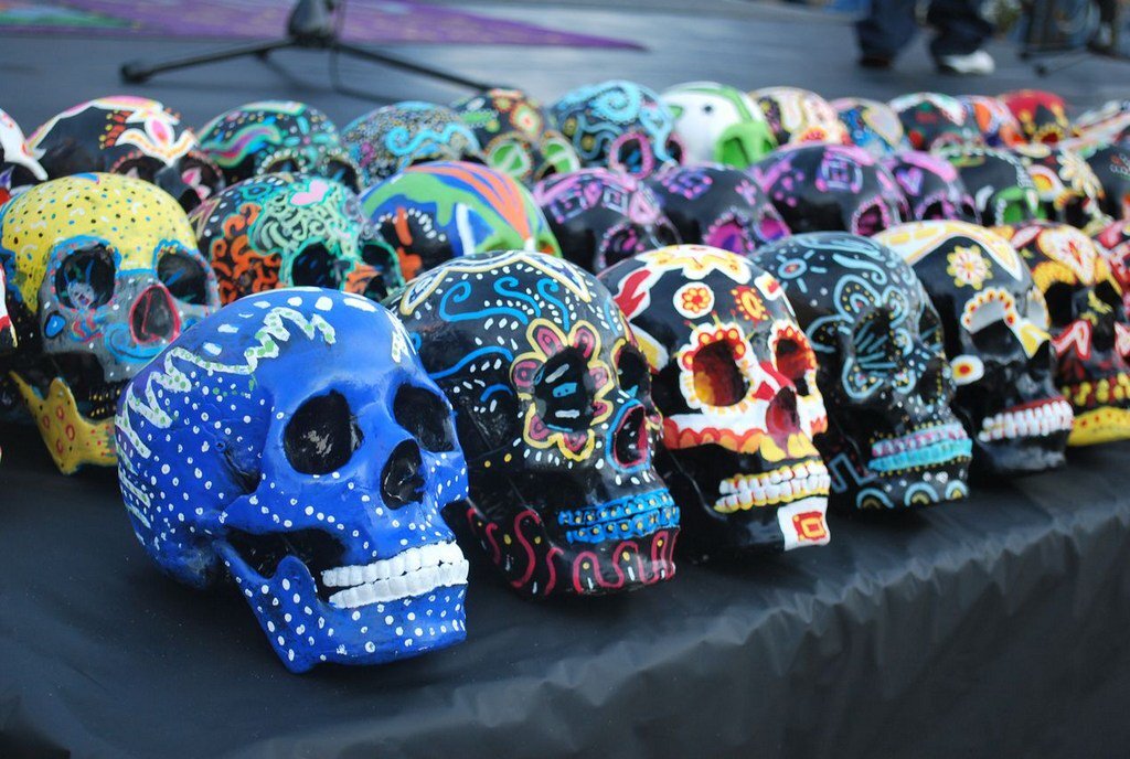 В Мексике расписные черепа (конечно, не настоящие) - неизменный атрибут Дня Мёртвых, попросту сувенир.