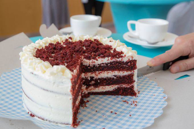 «Красный бархат» (Red Velvet Cake) - всемирно известный бисквитный торт, отличительной особенностью которого является необычная окраска его коржей - от ярко-красного до красно-коричневого оттенка.