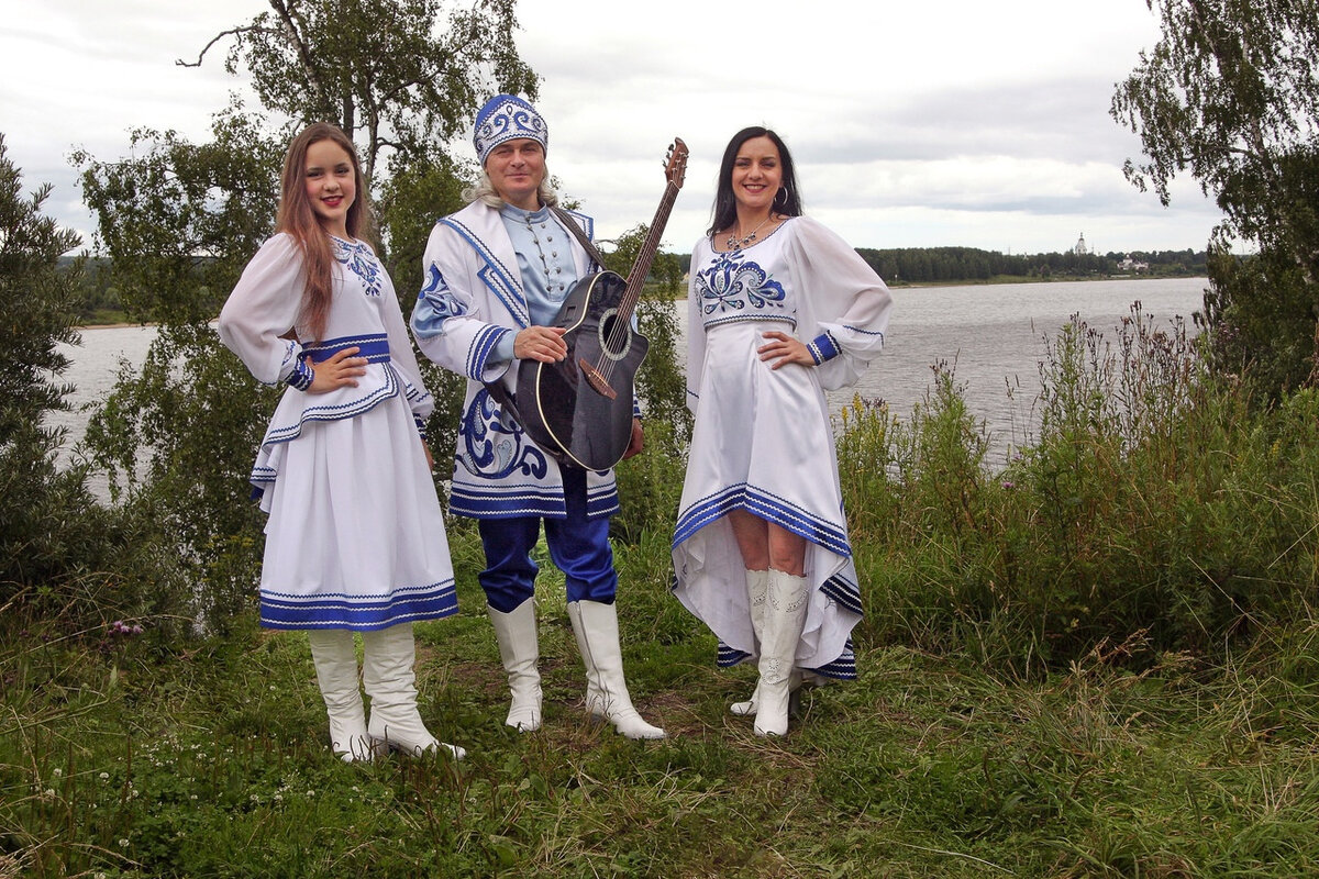 Ансамбль "Бирюзовые Колечки" Светлана и Оксана Котовы, Сергей Игнатьев.