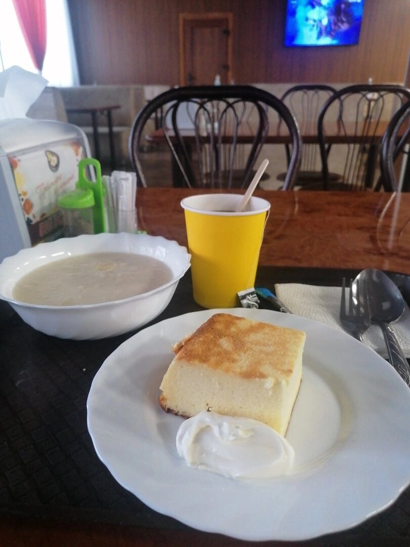 Каша рисовая, творожная запеканка со сметаной и чай в бумажном стаканчике 🤦‍♀️