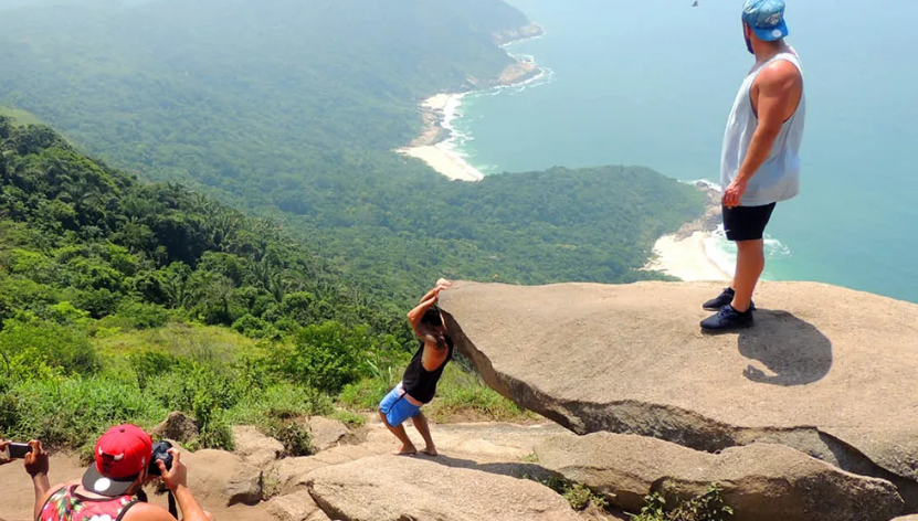 Гора педра-да-гавеа, рио, бразилия. Скала педра-да-гавеа в рио-де-жанейро. Ергаки камень. Человек разбившийся о скалы. Оторваться скала.