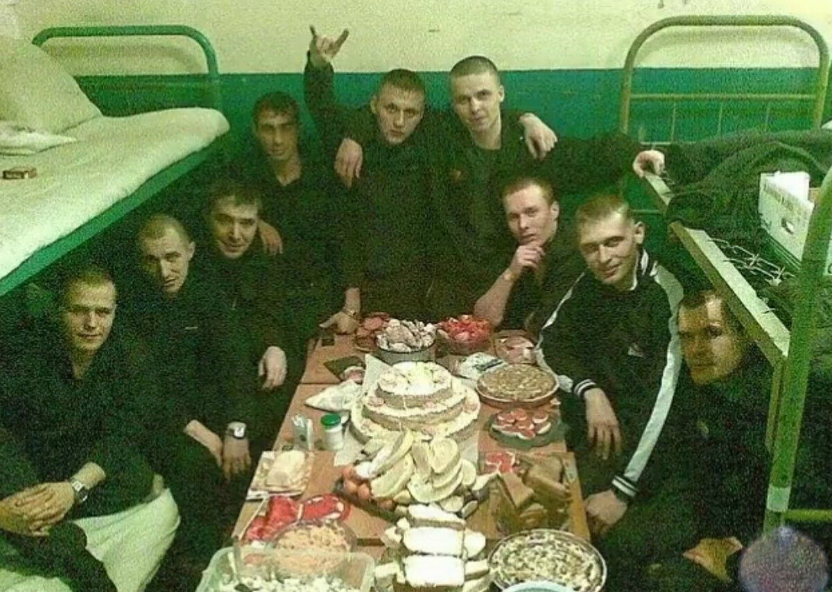 Стол в тюрьме