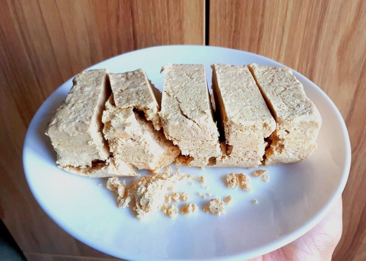 Один из главных компонентов прикормки на дикого карася - халва. Лучше брать обычную халву (не белую)