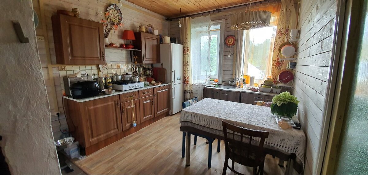 Так выглядела наша кухня на момент начала реконструкции дома. После нашего переезда на ПМЖ прошло три месяца. Я уже тут навела уют. И вот теперь все выносить и полностью снимать пол... Фото Таша Муляр.