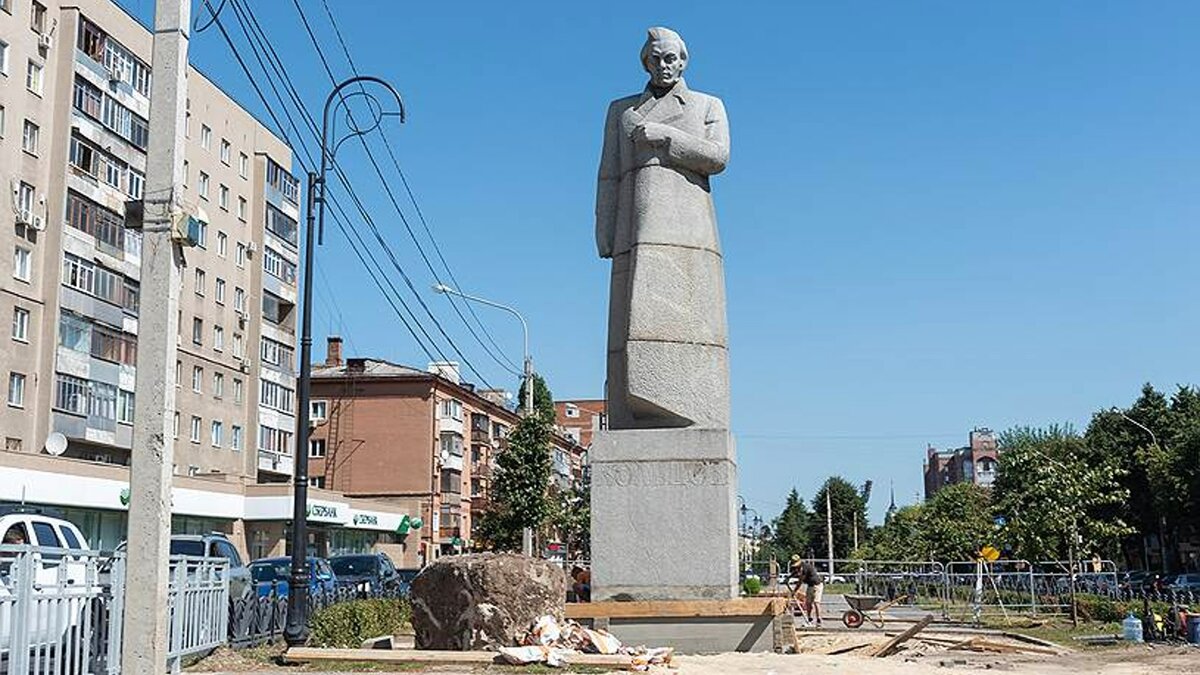 Крылатый воронеж. Памятник на Кольцовской Воронеж. Кольцов памятник в Воронеже. Памятник Кольцову в Воронеже. Памятник а. в. Кольцову (Воронеж, Кольцовский бульвар).