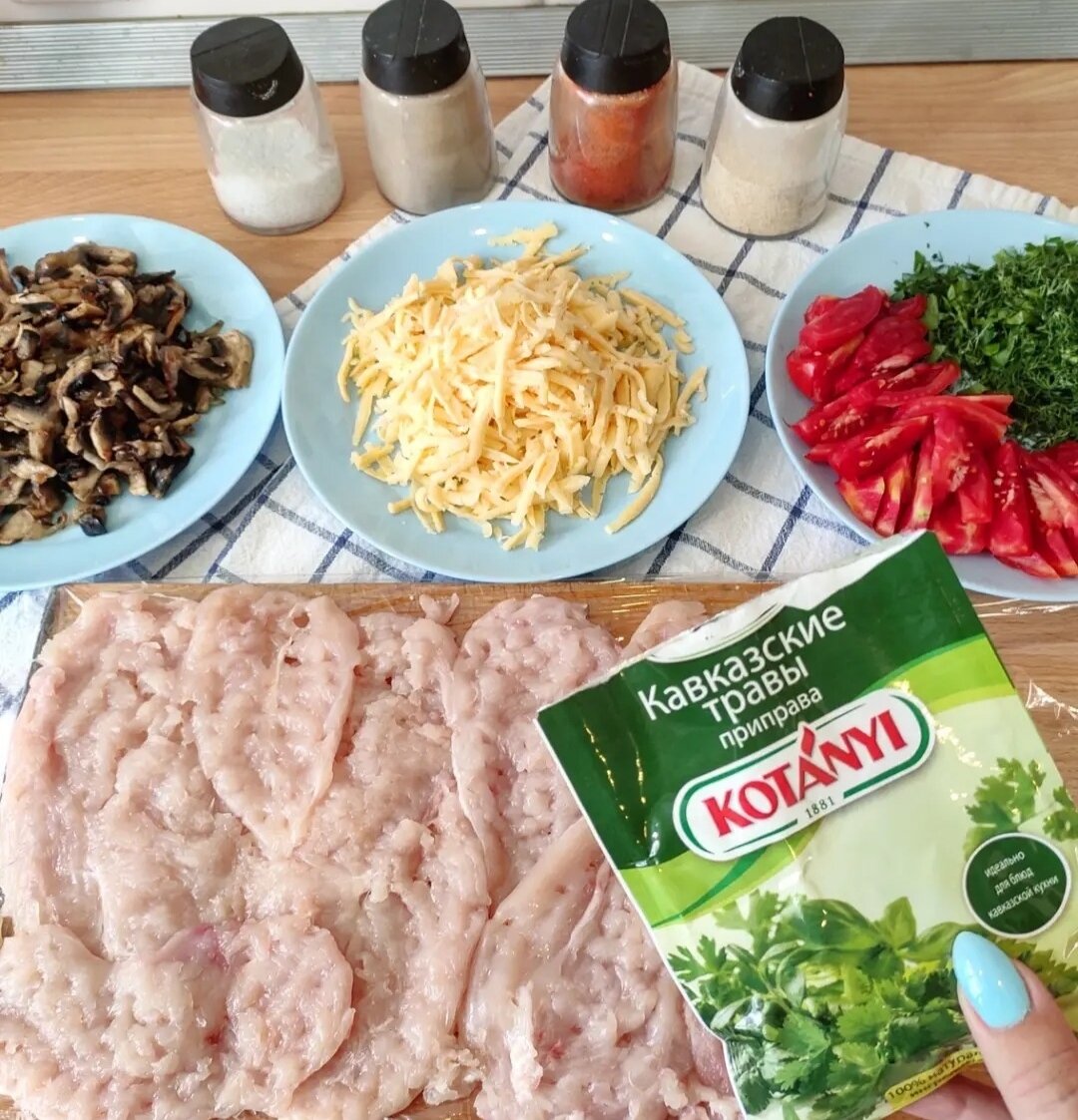 Для начинки у меня: помидоры, грибы, зелень и сыр 