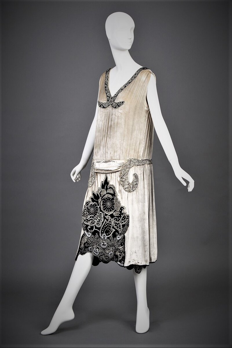 Вечернее платье, бархат, шитье бисером и стеклярусом, 1920-1929 гг. Коллекция Goldstein Museum of Design, официальный сайт - www.collection.goldstein.design.umn.edu 