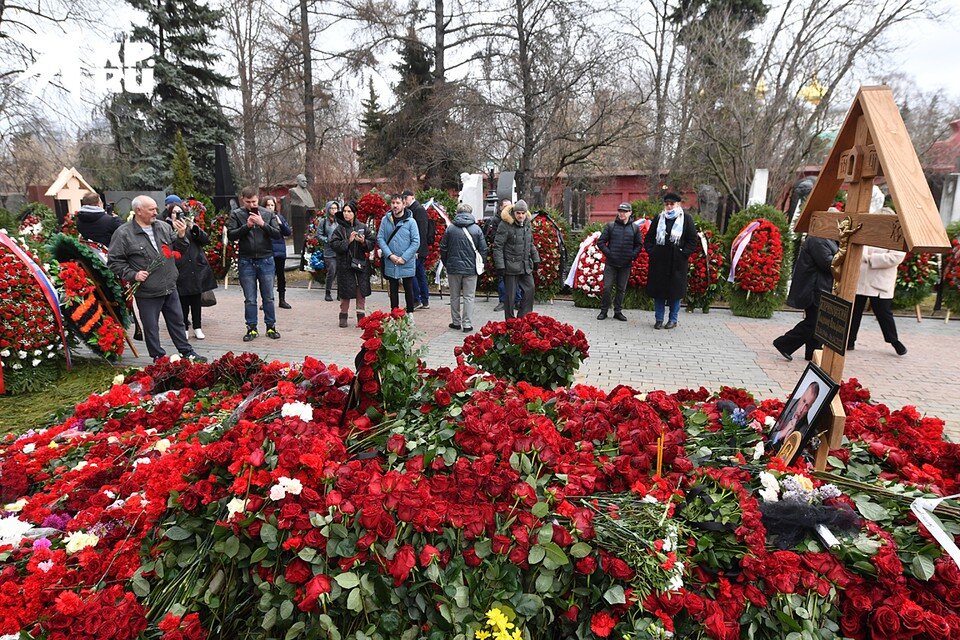     Россияне несут цветы на могилу Владимира Жириновского Иван МАКЕЕВ