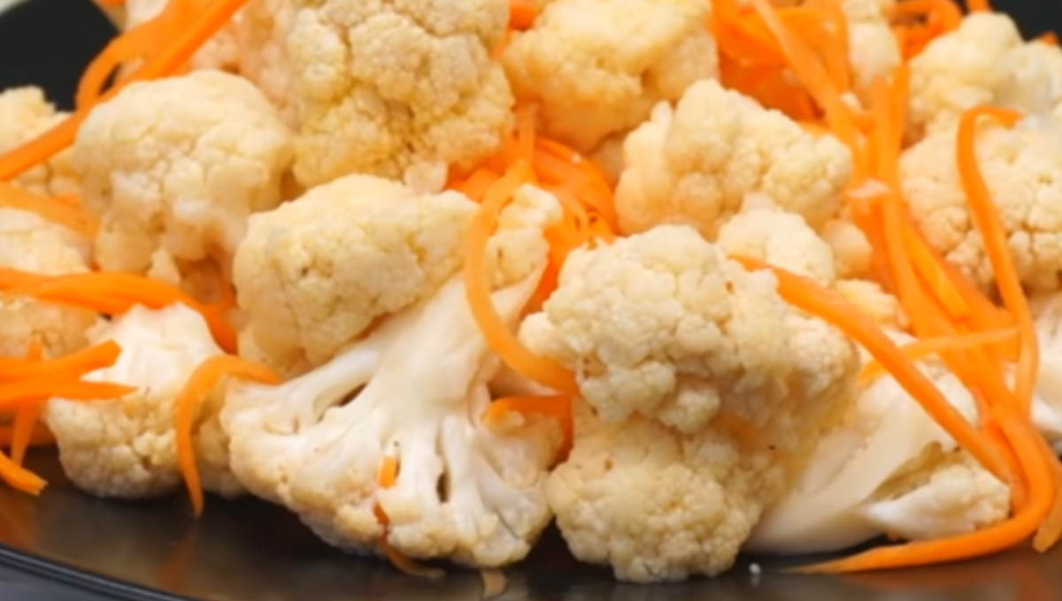Цветная капуста с морковью. Цветная капуста по-корейски. Корейская замаринованная капуста. Корейская цветная капуста. Цветная капуста кимчи.