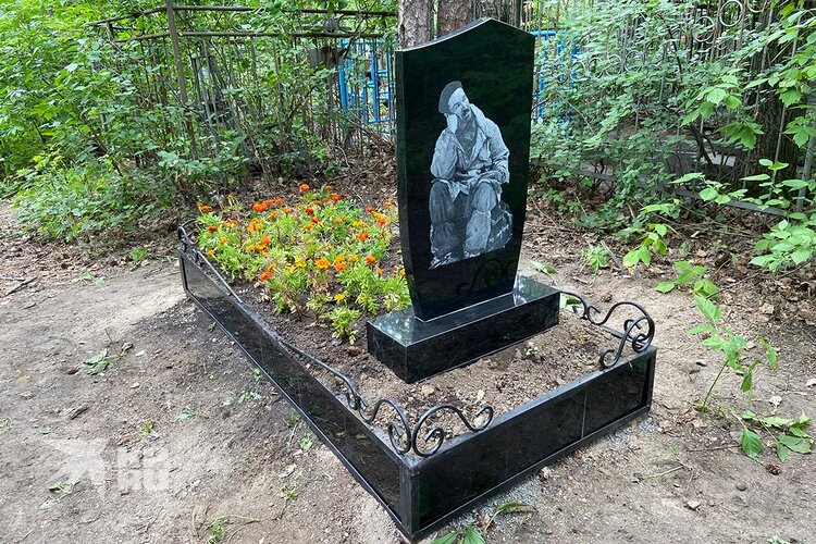 По инициативе бизнесмена из г.Серов, и с согласия родственников Семёна Золотарева, на Ивановском кладбище  был установлен новый памятник достойный фронтовика и туриста с большим стажем. На задней панели надгробия - гравировка, фото Семёна Золотарева, сделанное в роковом походе 1959года.