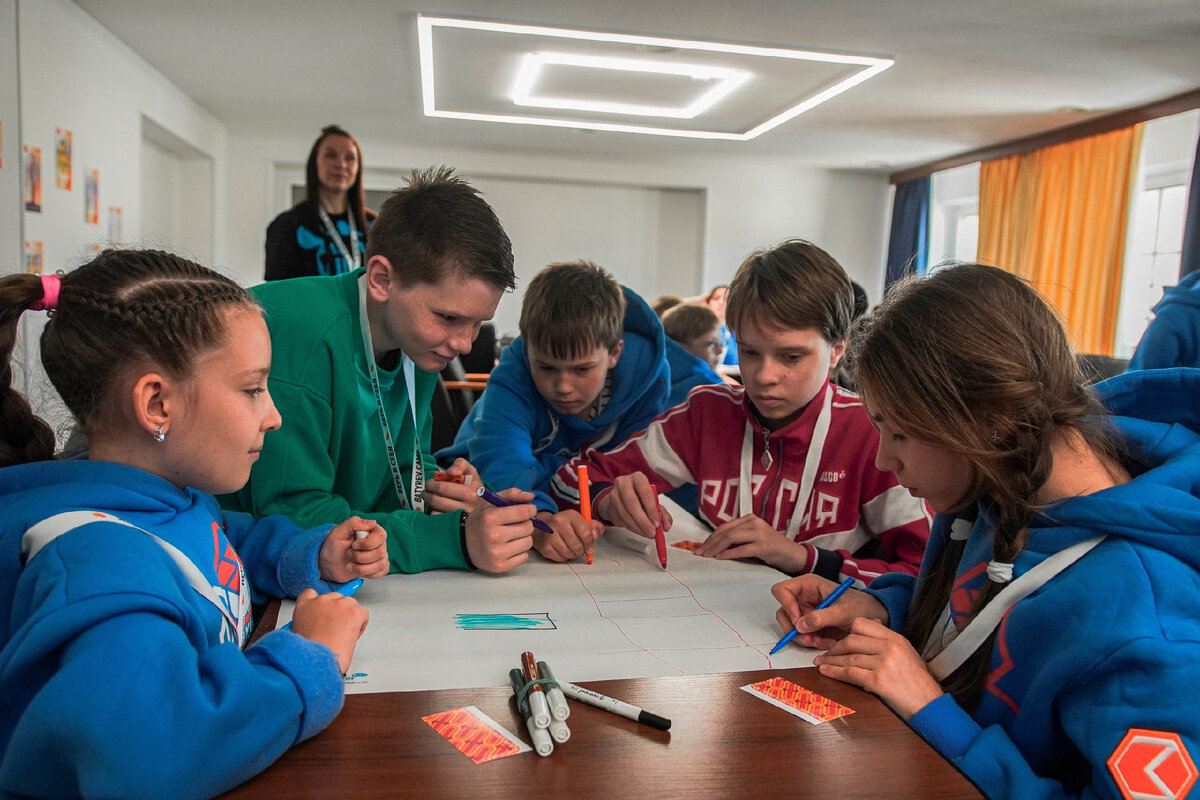 На фото - участники программного лагеря “Нейродетектив”. Главной целью программы стали тренировки интеллекта и воображения: участники пробуют различные техники совершенствования  нейропластичности мозга.