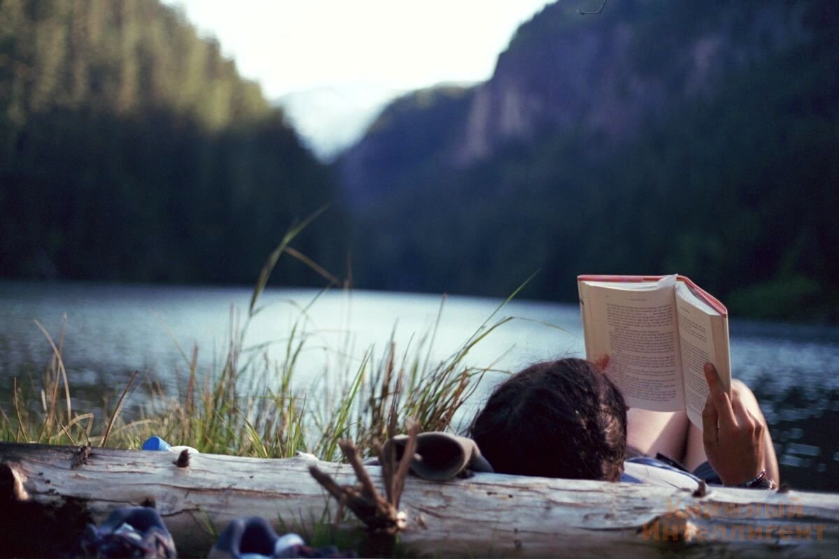 Фотосессия с книжкой на природе