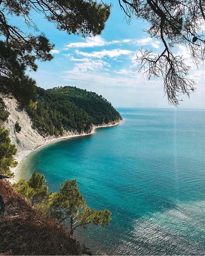 Чистое черное море краснодарский край. Джанхот бухта голубая бездна. Пляж голубая бездна Джанхот. Бухта голубая бездна в Геленджике.