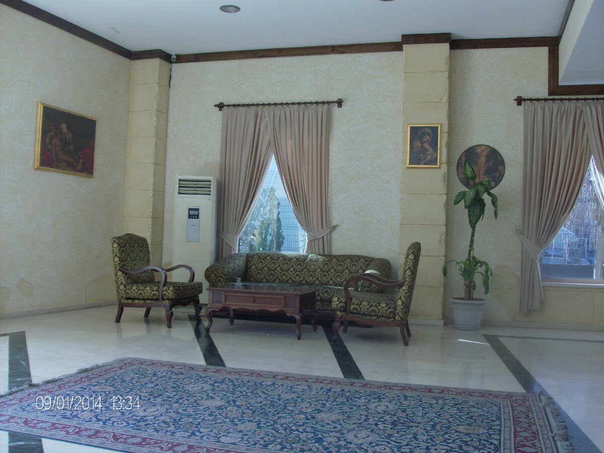 в холле фабрики кожи и меха