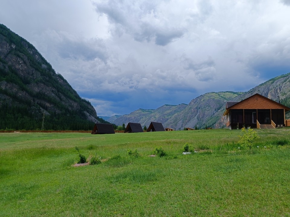     Чаще всего базы на Алтае выглядят так: несколько деревянных домиков у горы. Виктория МИНАЕВА