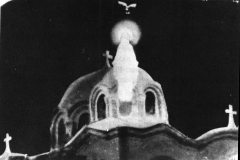 Φωτογραφία της Παναγίας πάνω από την εκκλησία της Παναγίας στο Ζεϊτούν, Κάιρο.