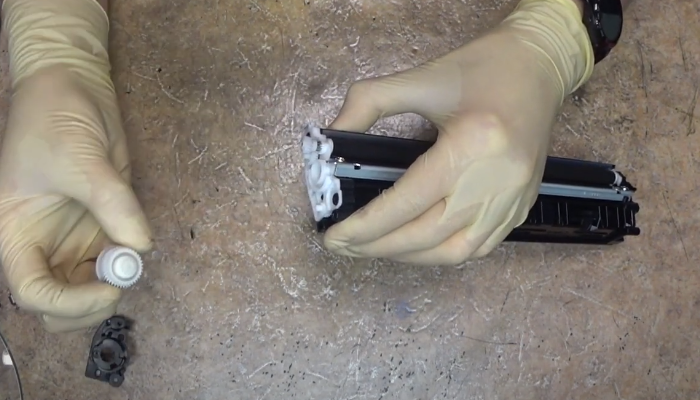 Фото 56. Вставляем между роликом проявки и дозирующим лезвием кусок плотного полиэтилена