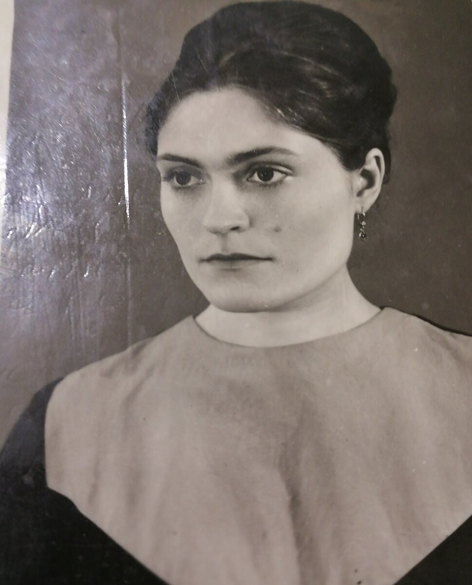 Это Валентина, здесь ей семнадцать. 